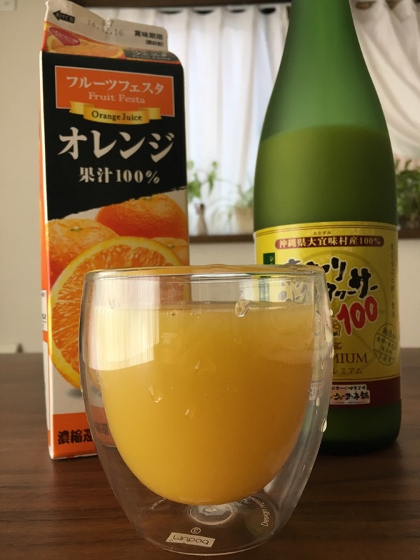 青切りシークヮーサー100ザ・プレミアムとオレンジジュース